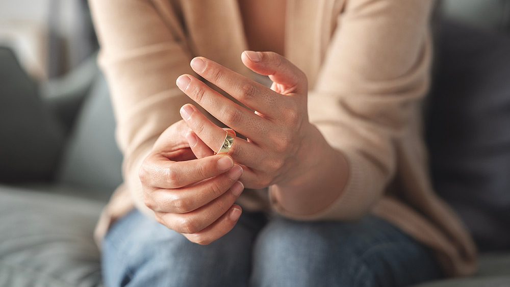 Are you a woman experiencing family violence in her relationship and thinking about separation?